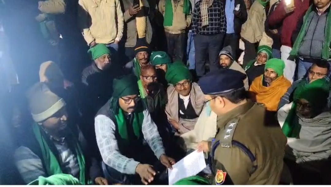 भाकियू नेताओ को समझते सीओ