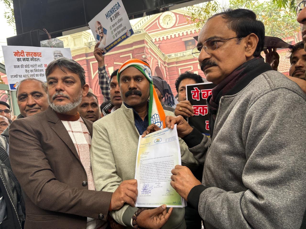 कांग्रेस जिलाध्यक्ष सिटी मजिस्ट्रेट इंद्र नंदन सिंह को ज्ञापन सौंपते हुए