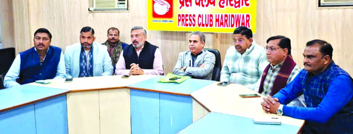 पत्रकारों से वार्ता करते हुए भाजपा नेता पत्रकारों से वार्ता करते हुए भाजपा नेता