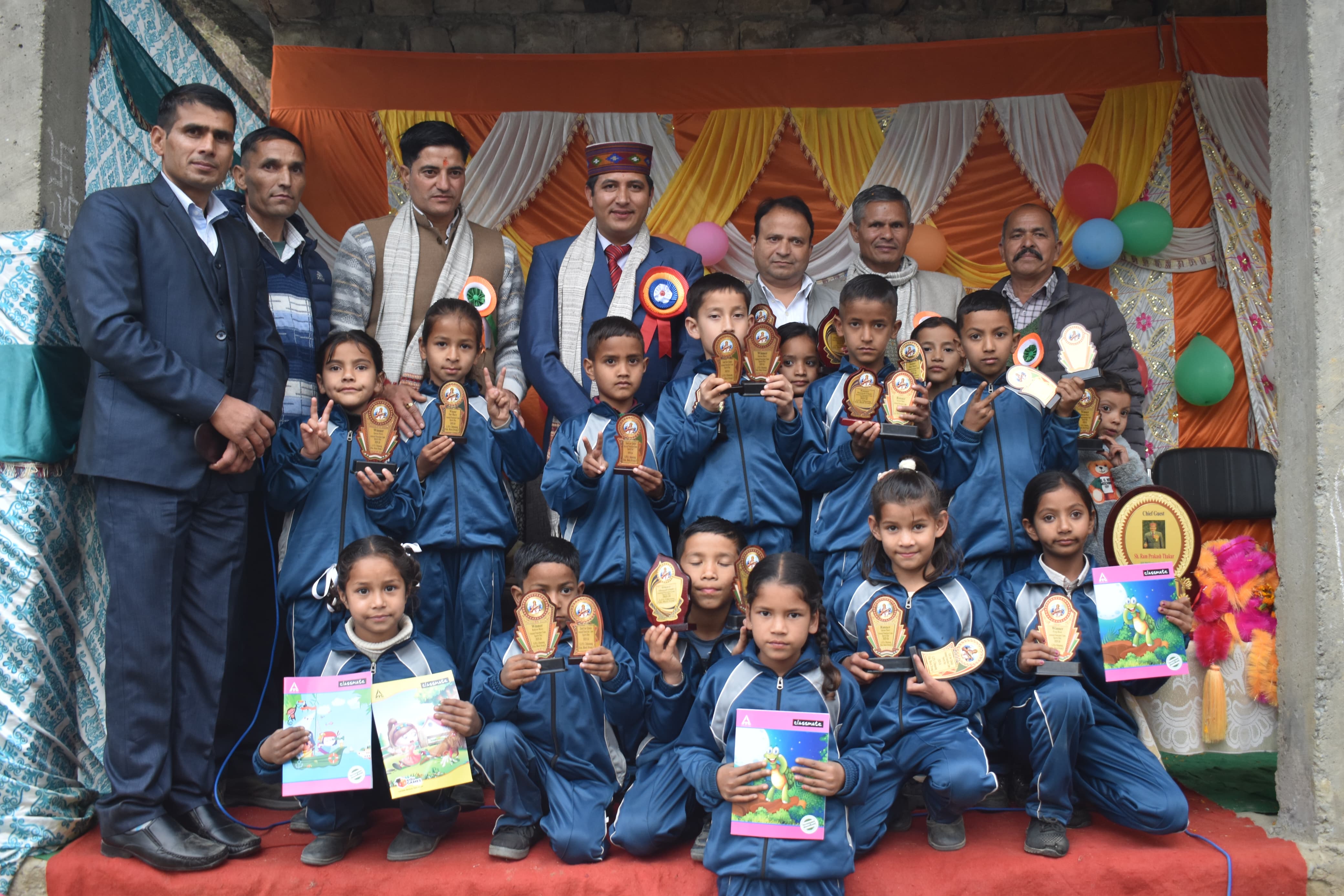 राजकीय प्राथमिक पाठशाला छाणंग के नौनिहाल पुरस्कार हासिल करने के बाद मुख्यातिथि के साथ। राजकीय प्राथमिक पाठशाला छाणंग के नौनिहाल पुरस्कार हासिल करने के बाद मुख्यातिथि के साथ।