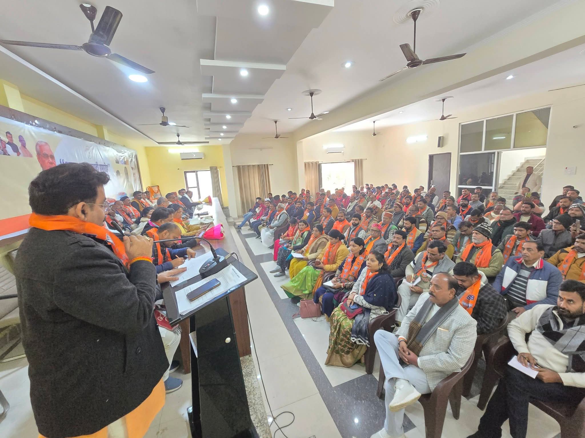 कार्यक्रमों की जानकारी देते जिला अध्यक्ष राजेश शुक्ला