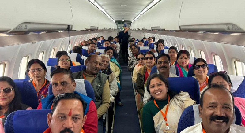 मंत्री कैलाश विजयवर्गीय के साथ 40 वरिष्ठ यात्रियों ने किया अपना पहला हवाई सफर मंत्री कैलाश विजयवर्गीय के साथ 40 वरिष्ठ यात्रियों ने किया अपना पहला हवाई सफर