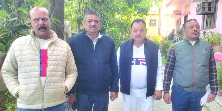 डीएम को ज्ञापन देने के लिए जाते हुए व्यापारी डीएम को ज्ञापन देने के लिए जाते हुए व्यापारी