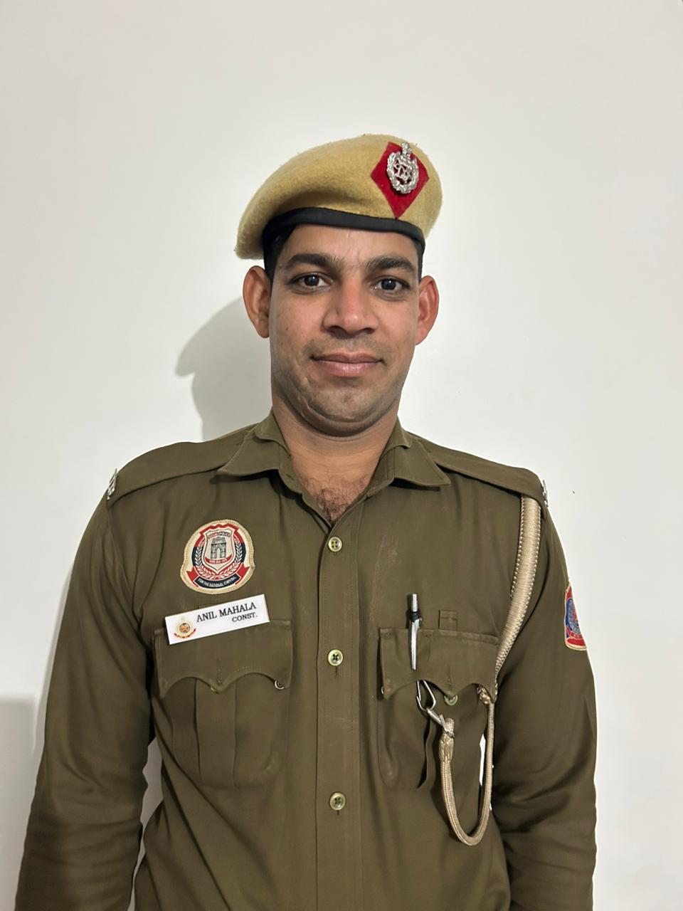 आग से लोगों को बचाने वाले कांस्टेबल की फोटो