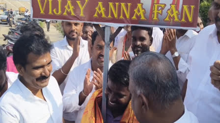 क्रिसमस समारोह में भाग लेने के लिए 500 किमी पैदल यात्रा: विजय के पागल प्रशंसक को उत्साहपूर्वक स्वागत क्रिसमस समारोह में भाग लेने के लिए 500 किमी पैदल यात्रा: विजय के पागल प्रशंसक को उत्साहपूर्वक स्वागत