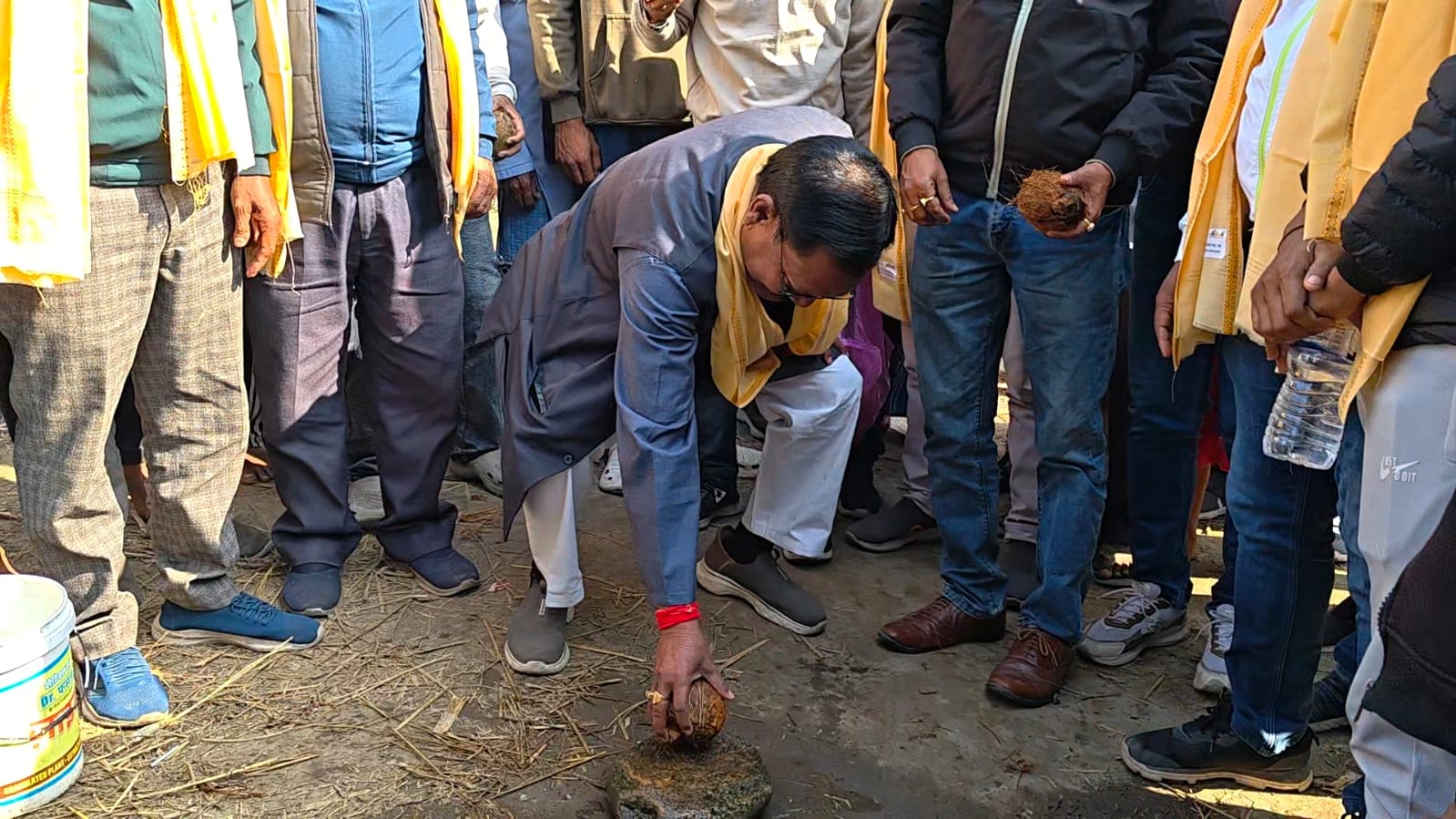 सड़क का आधारशिला रखते विधायक खगेश्वर राय