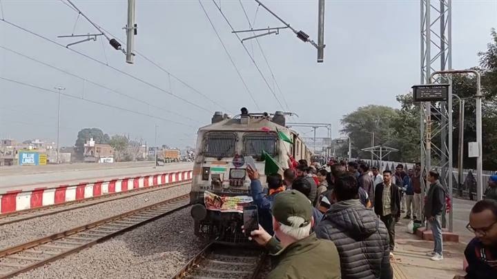 मुख्यमंत्री तीर्थदर्शन ट्रेन को जिला पंचायत अध्यक्ष ने हरी झंडी दिखाकर किया रवाना मुख्यमंत्री तीर्थदर्शन ट्रेन को जिला पंचायत अध्यक्ष ने हरी झंडी दिखाकर किया रवाना