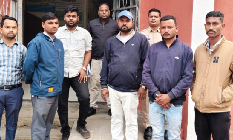 पुलिस के गिरफ्त में आरोपीगण पुलिस के गिरफ्त में आरोपीगण