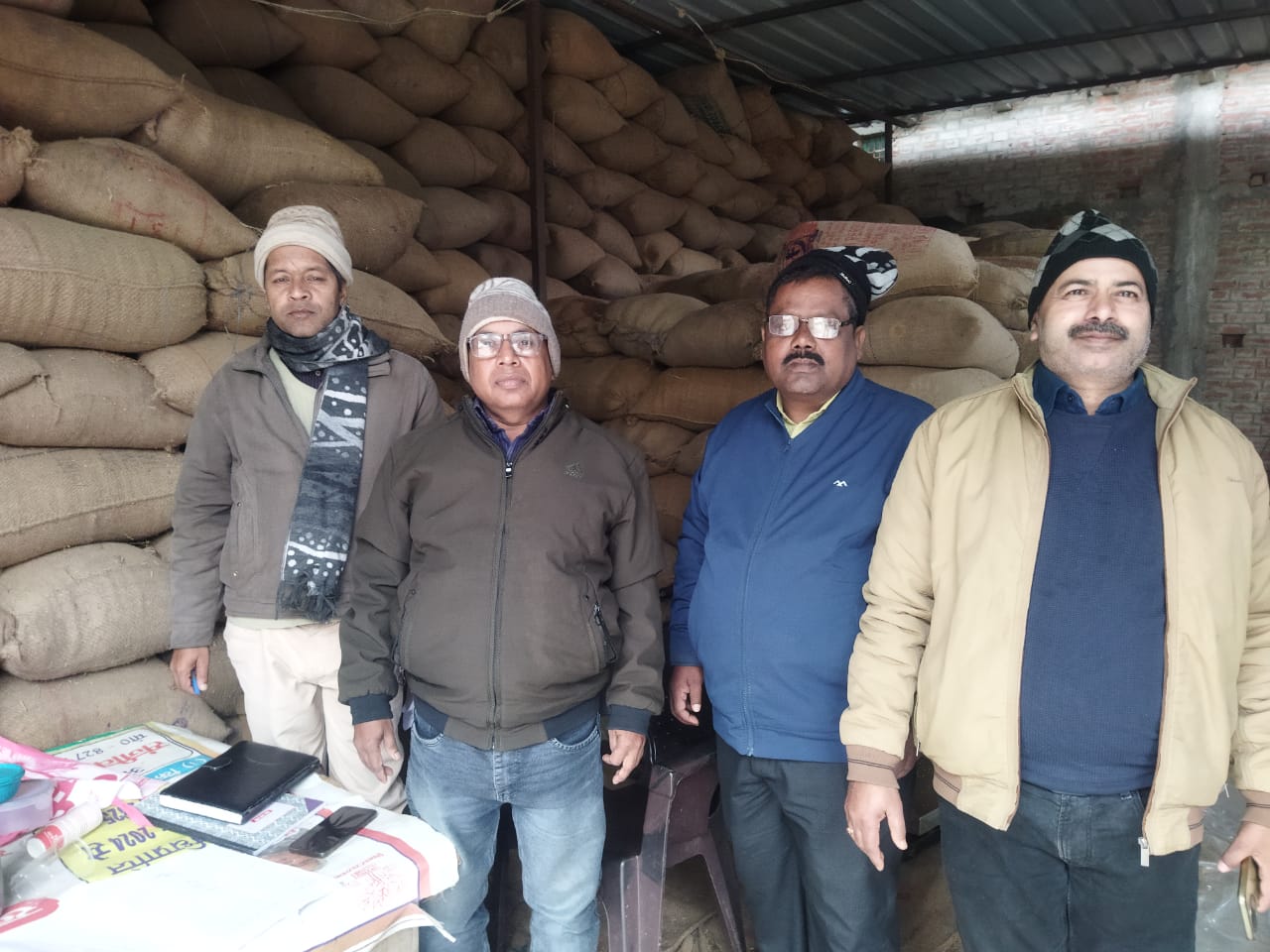 क्रय केंद्र की जांच करते जिला अंकेक्षण पदाधिकारी क्रय केंद्र की जांच करते जिला अंकेक्षण पदाधिकारी