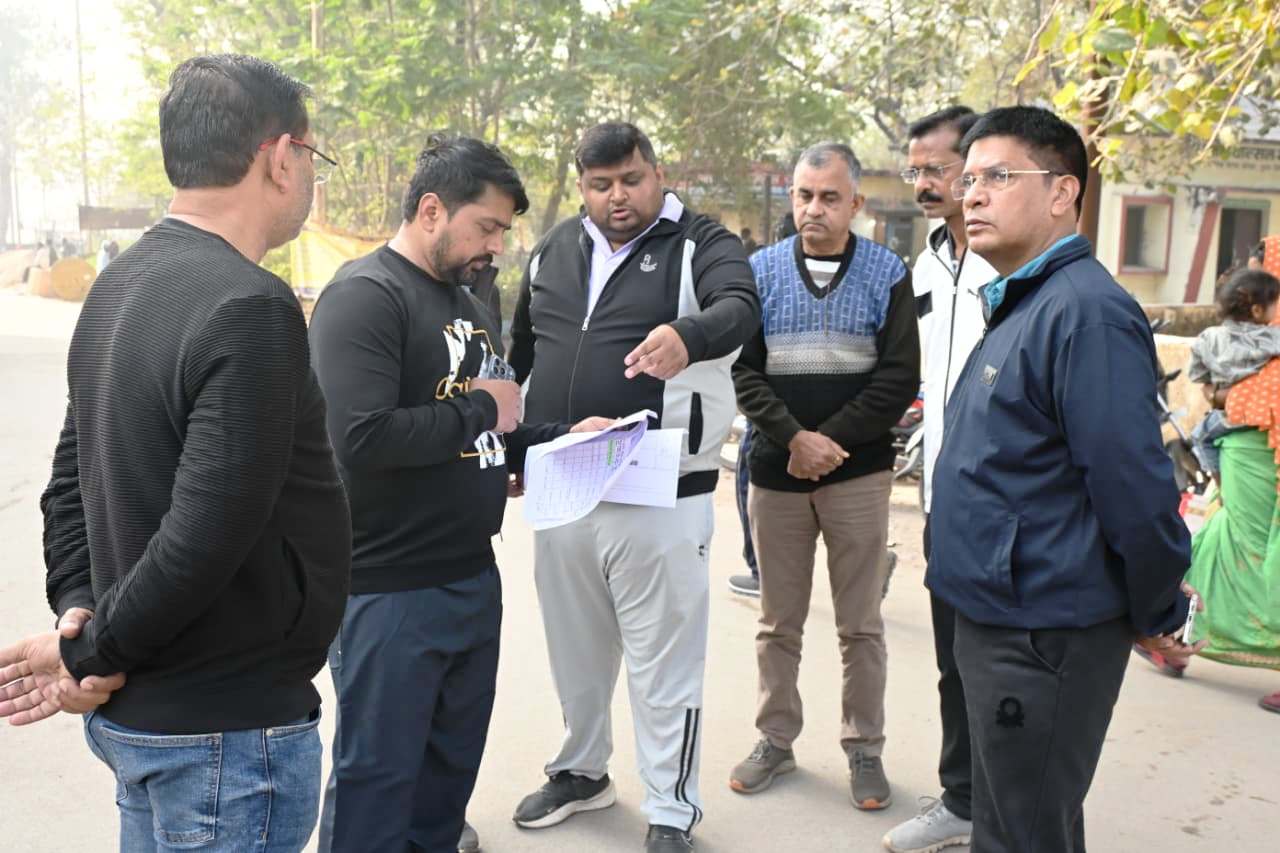 जिला चिकित्सालय में प्रगतिरत व प्रस्तावित कार्यो की कार्यप्रगति में तेजी लाकर समयसीमा में कार्यो को पूरा कराएं - आयुक्त