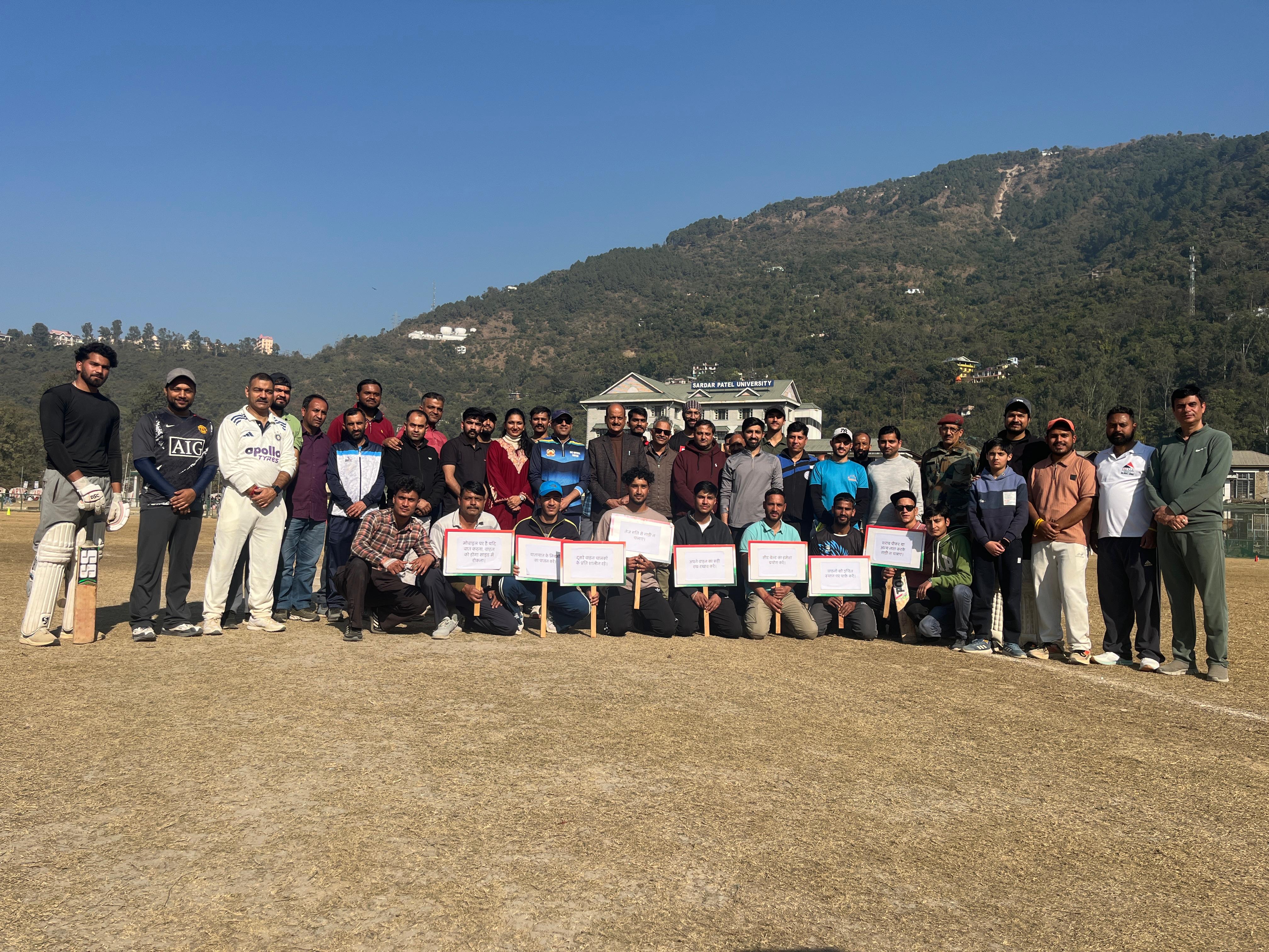 सड़क सुरक्षा जागरूकता कार्यक्रम के तहत आयोजित क्रिकेट मैच के बाद सामुहिक चित्र।