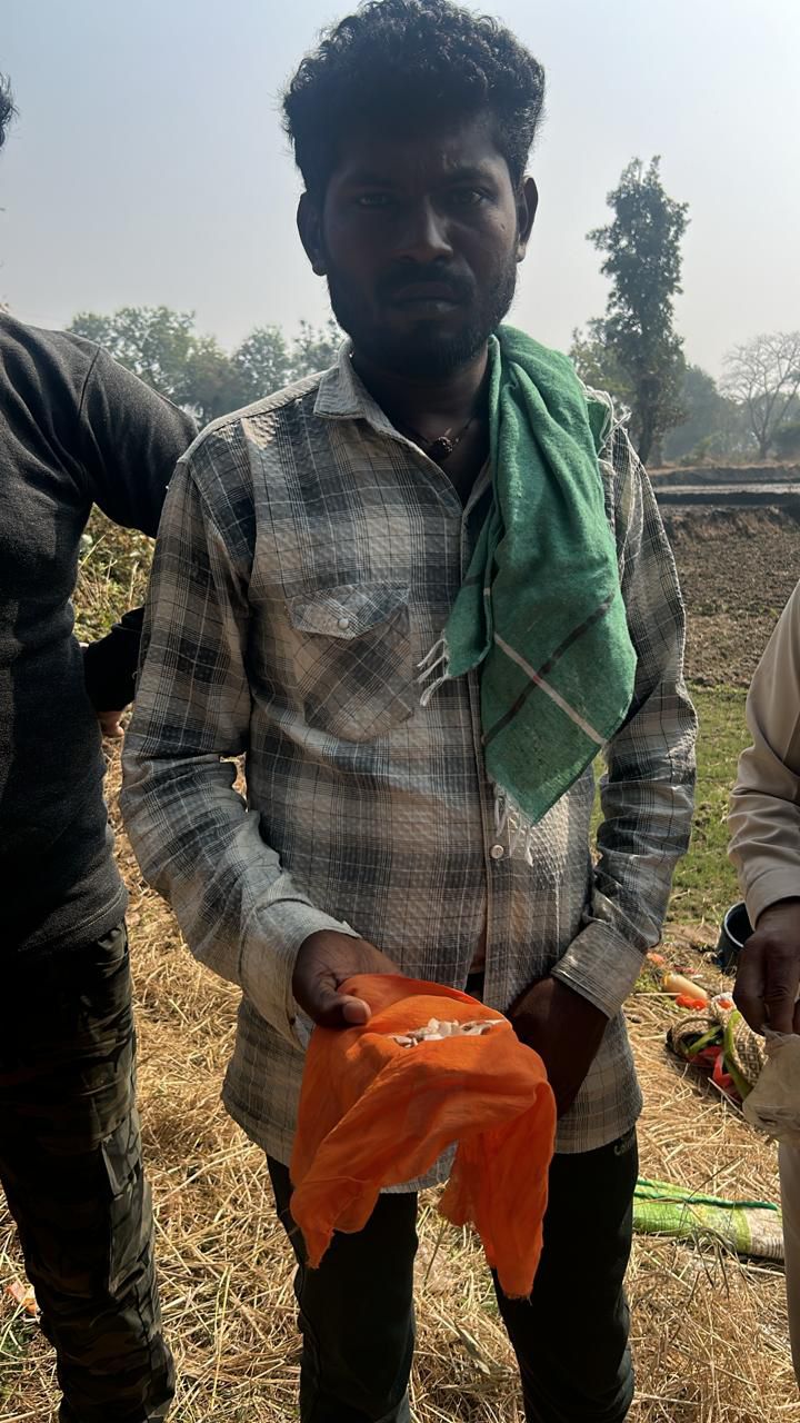 तेंदुआ का नाखून दिखाता हुआ आरोपित।