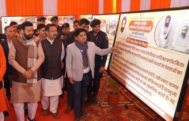 Haryana के Chief Minister  नायब सैनी ब्रह्मानंद सरस्वती की यादव में आयाेजित प्रदर्शनी देखते हुए