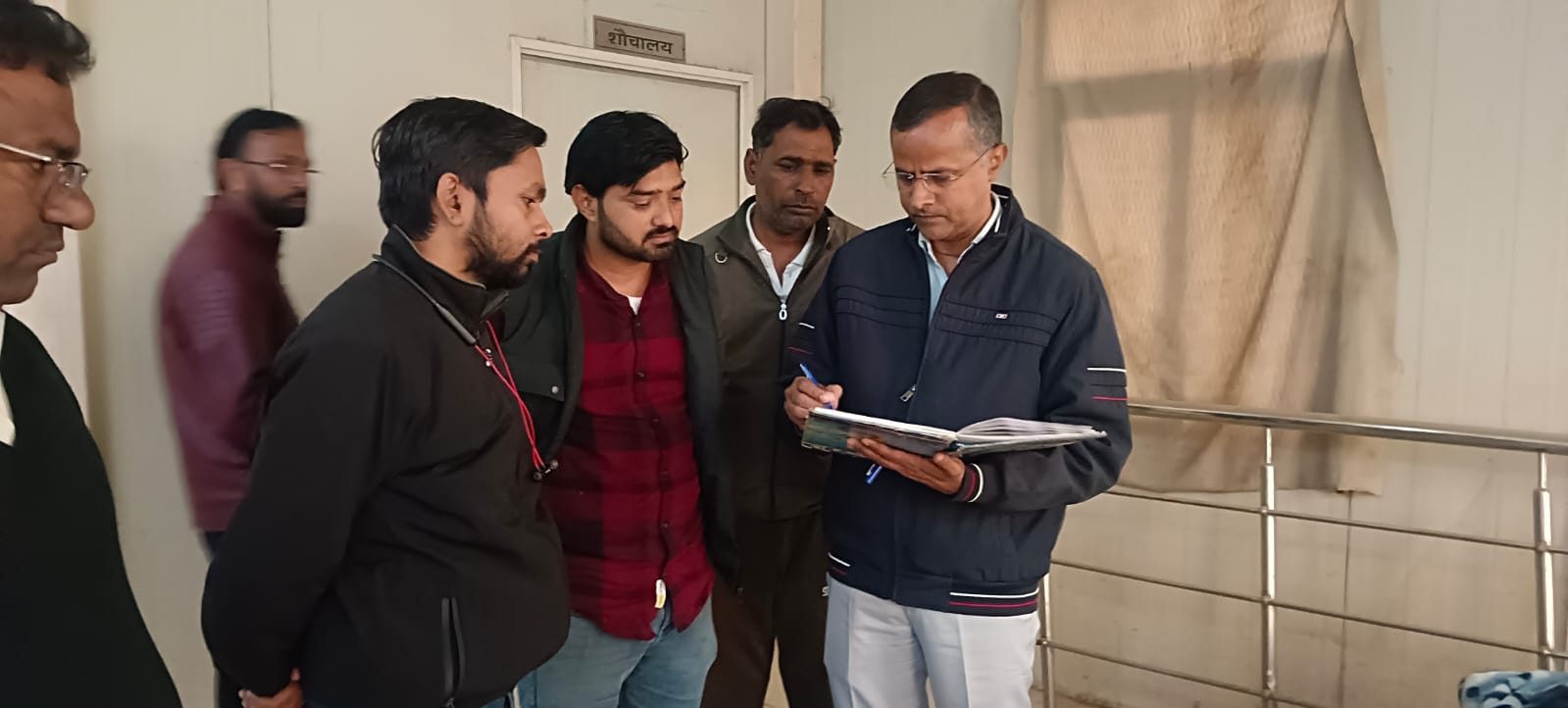 रैन बसेरा का निरीक्षण करते एसडीएम। रैन बसेरा का निरीक्षण करते एसडीएम।