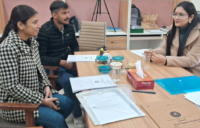सोनीपत: डॉ. अमिता यादव पत्रकारिता समाचार लिखने के बारे में चर्चा करते हुए
