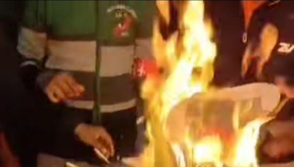 दांतान में बजरंग दल पुतला दहन करते हुए