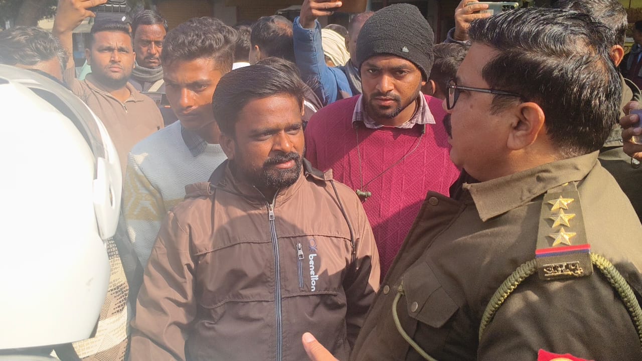सड़क पर जाम लगाए कार्यकर्ता