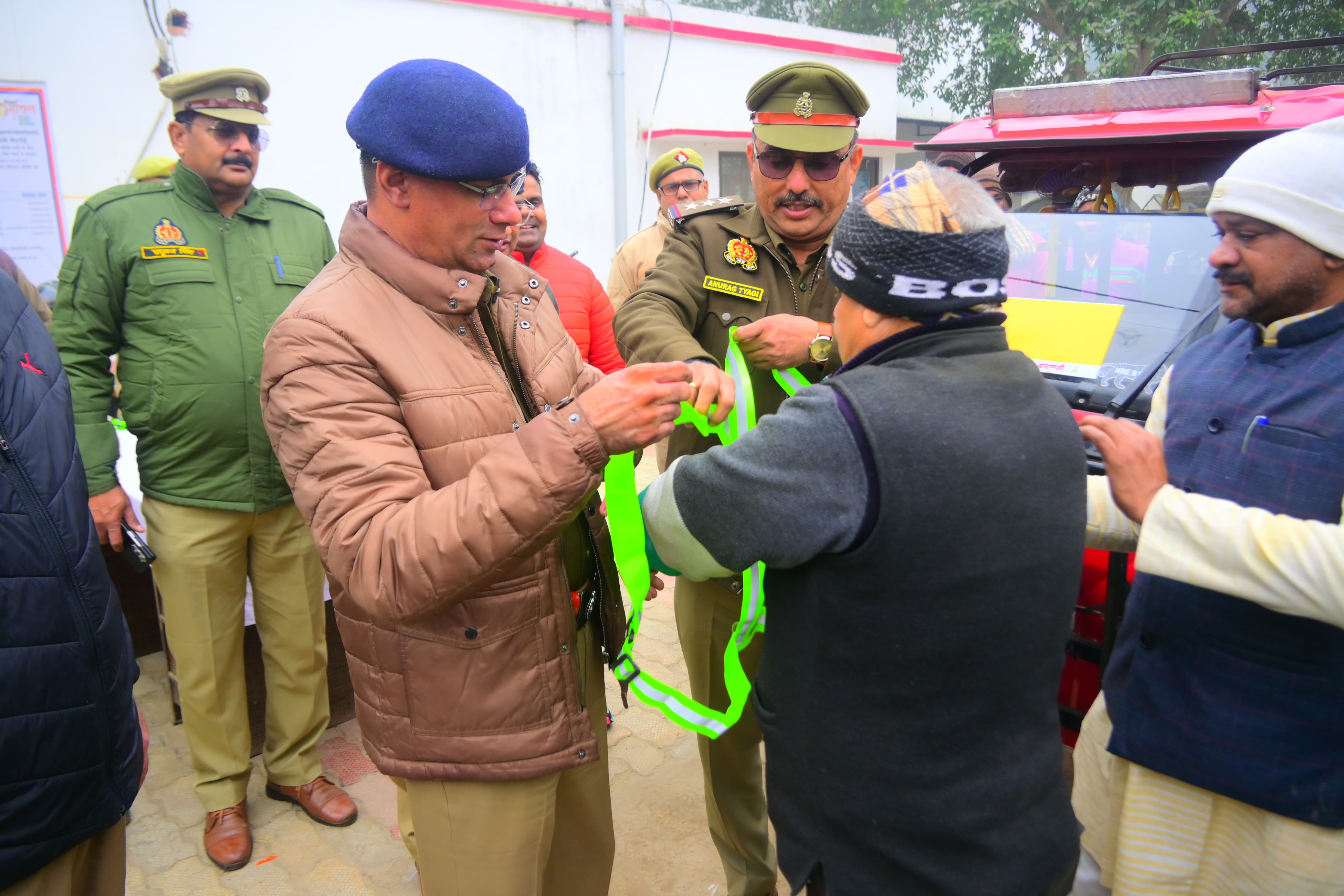 ई-रिक्शा चालकों में रिफ्लेक्टर जैकेट वितरण