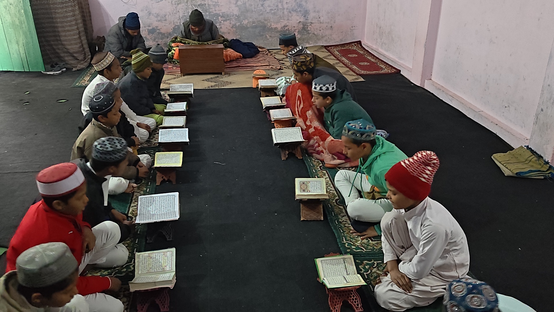 Madrasa mein padhte bacche Madrasa mein padhte bacche