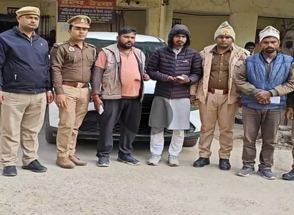गिरफ्तार तस्करों को का छाया चित्र
