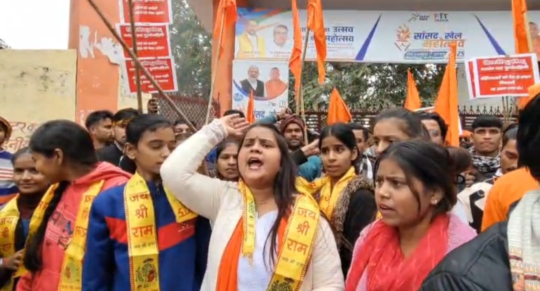 प्रदर्शन करती महिलाएं