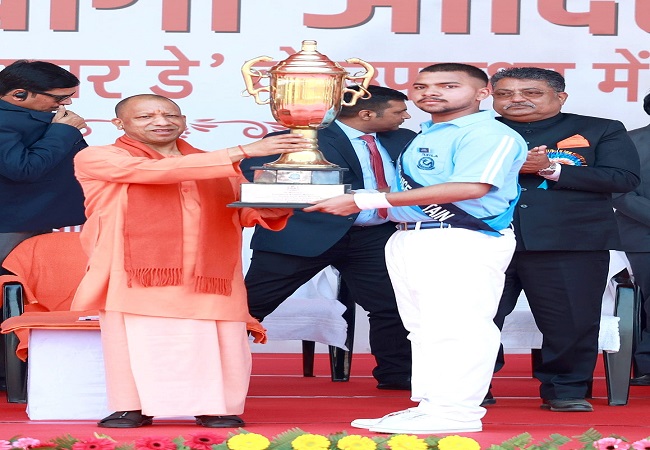 खिलाड़ी को पुरस्कृत करते मुख्यमंत्री योगी खिलाड़ी को पुरस्कृत करते मुख्यमंत्री योगी