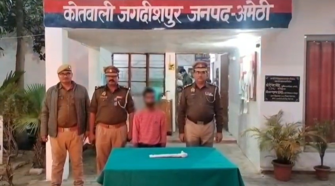 गिरफ्तार किए गए हत्यारे की पुलिस कस्टडी में फोटो