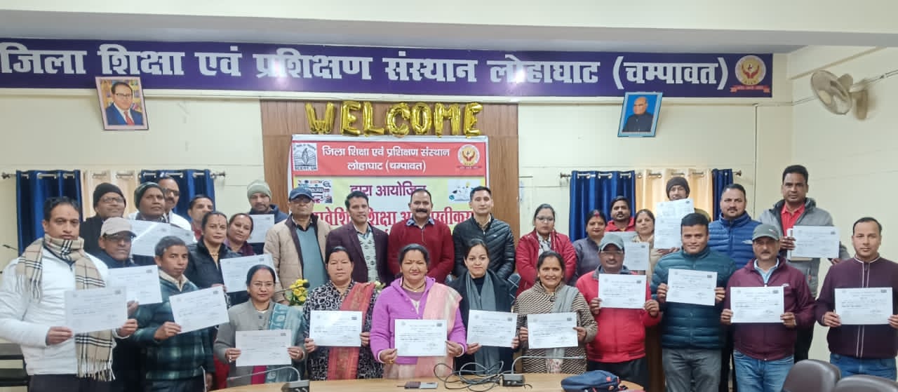 प्रशिक्षण के समापन के अवसर पर प्रशिक्षु शिक्षक