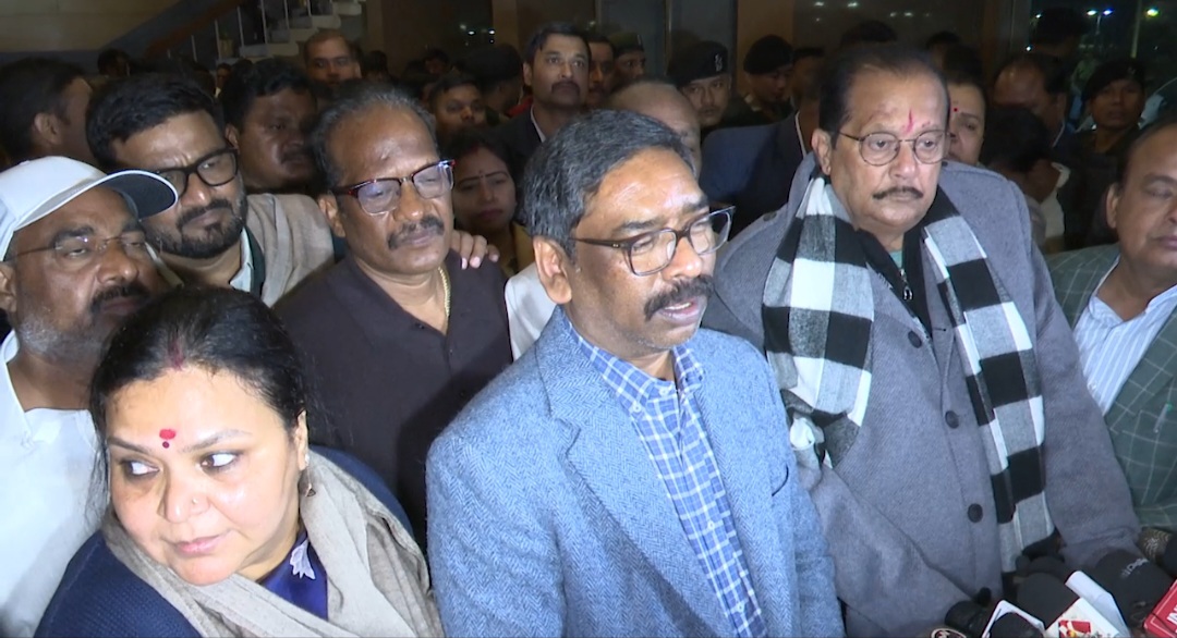 Chief Minister  बातचीत करते हुए