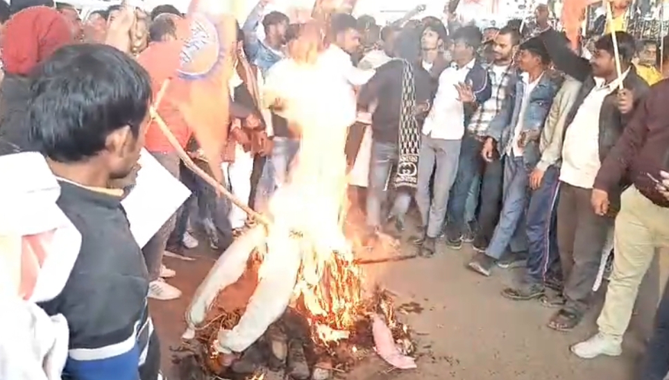 पुतला दहन करते हिंदूवादी नेता
