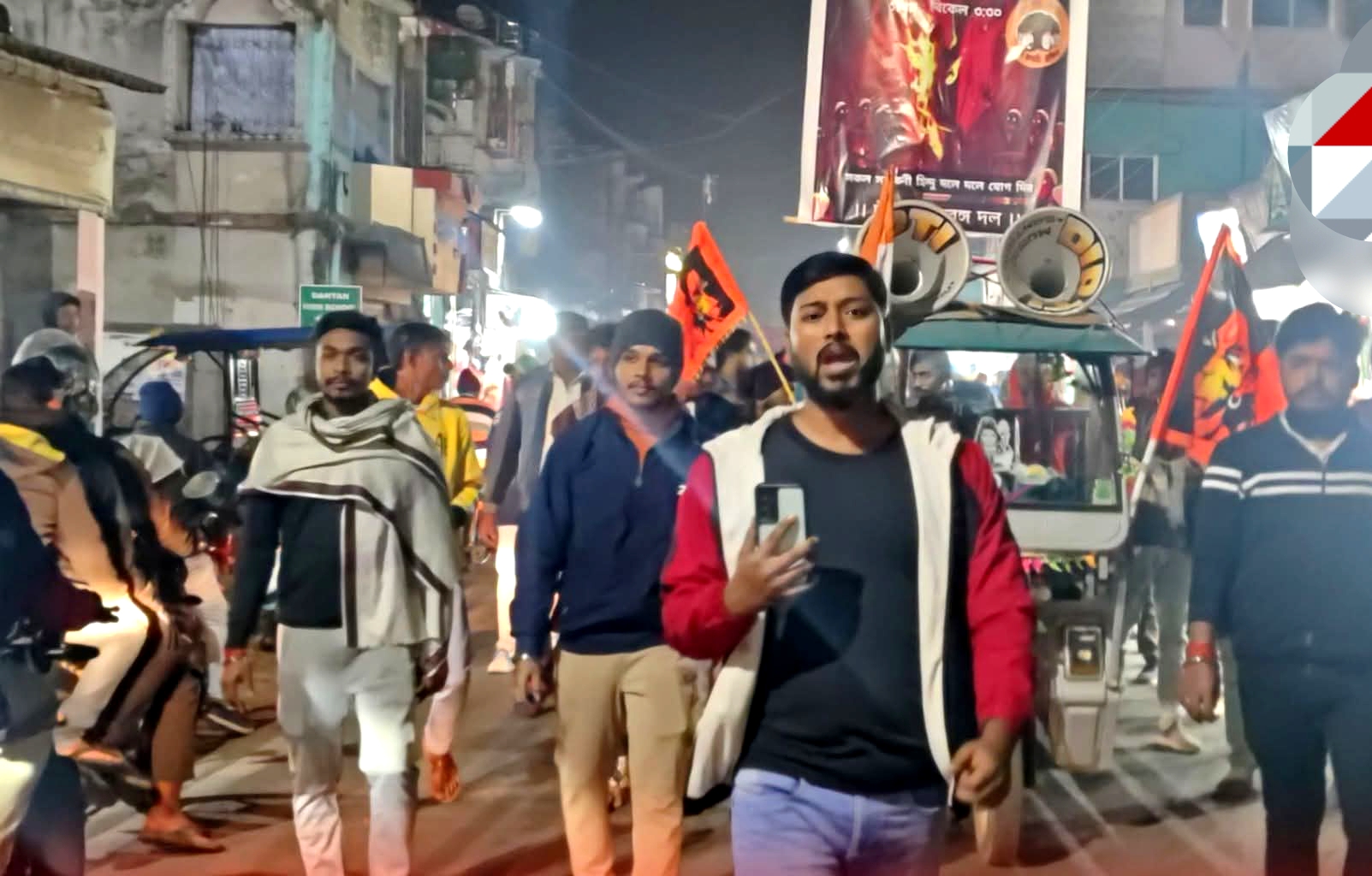 दांतान में बजरंग दल की पदयात्रा करते युवक