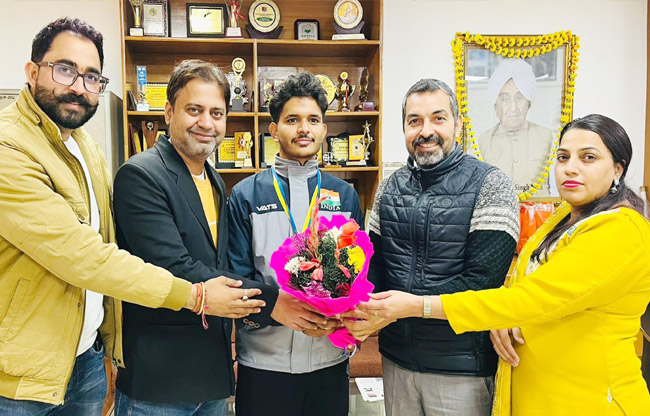 सोनीपत: सातवीं नोर्डिक इंटरनेशनल वुशु चैंपियनशिप में पदक विजेता सुजल चेयरमैन डा.विजयपाल नैन के साथ । सोनीपत: सातवीं नोर्डिक इंटरनेशनल वुशु चैंपियनशिप में पदक विजेता सुजल चेयरमैन डा.विजयपाल नैन के साथ ।
