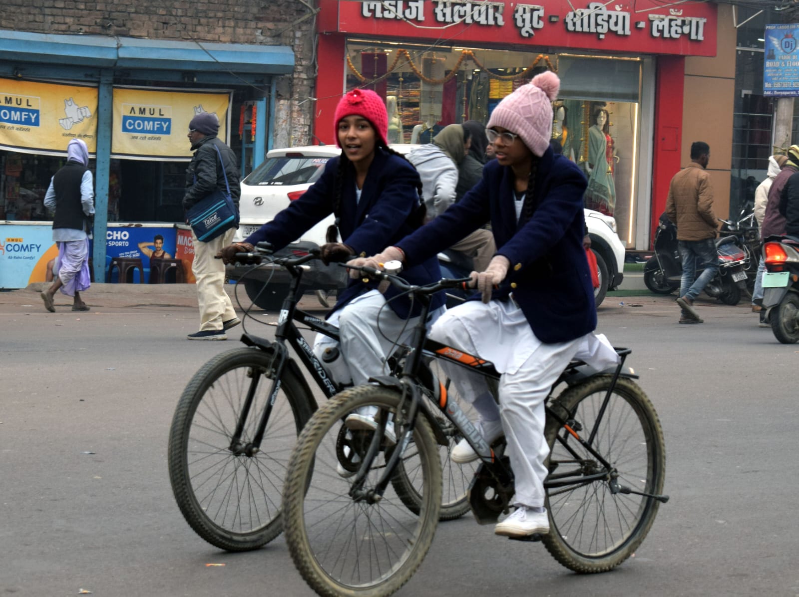 सुबह स्कूल जाते बच्चे