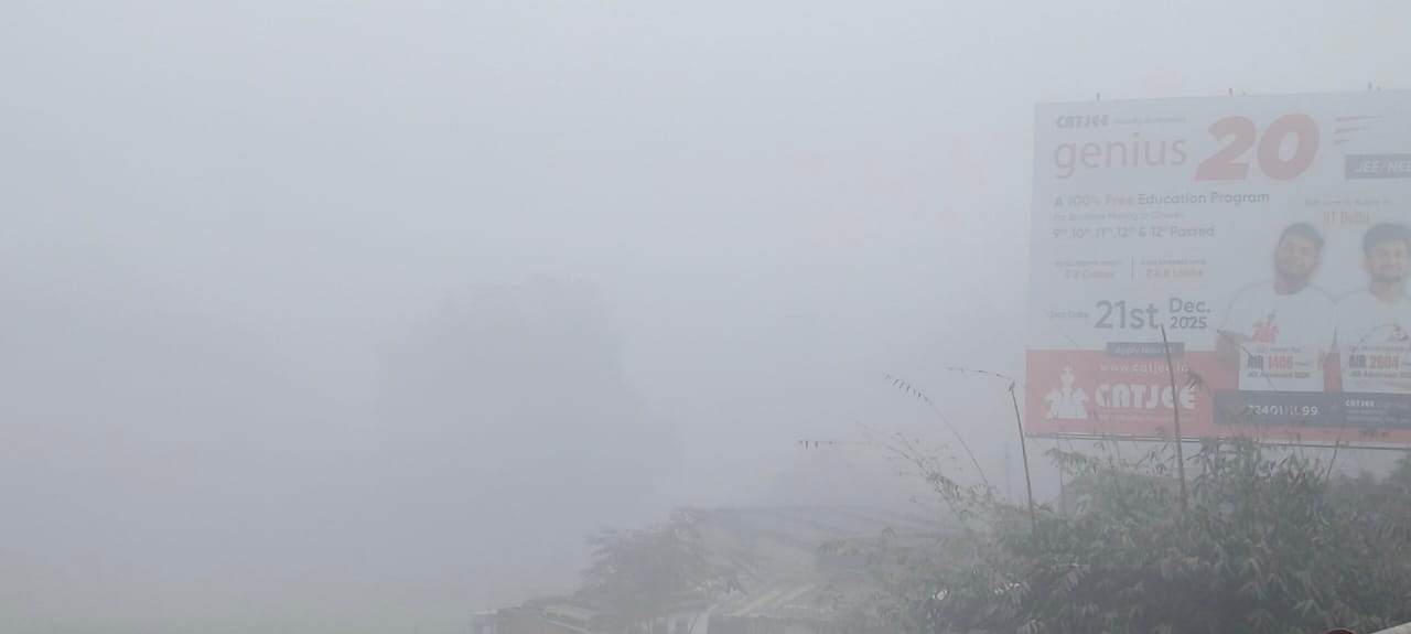 सुबह आठ बजे कोहरे का नजारा सुबह आठ बजे कोहरे का नजारा