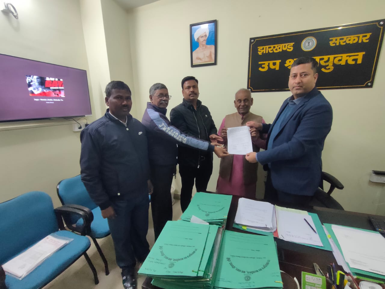 समझौता करने के दौरान भवन सिंह सहित अन्‍य