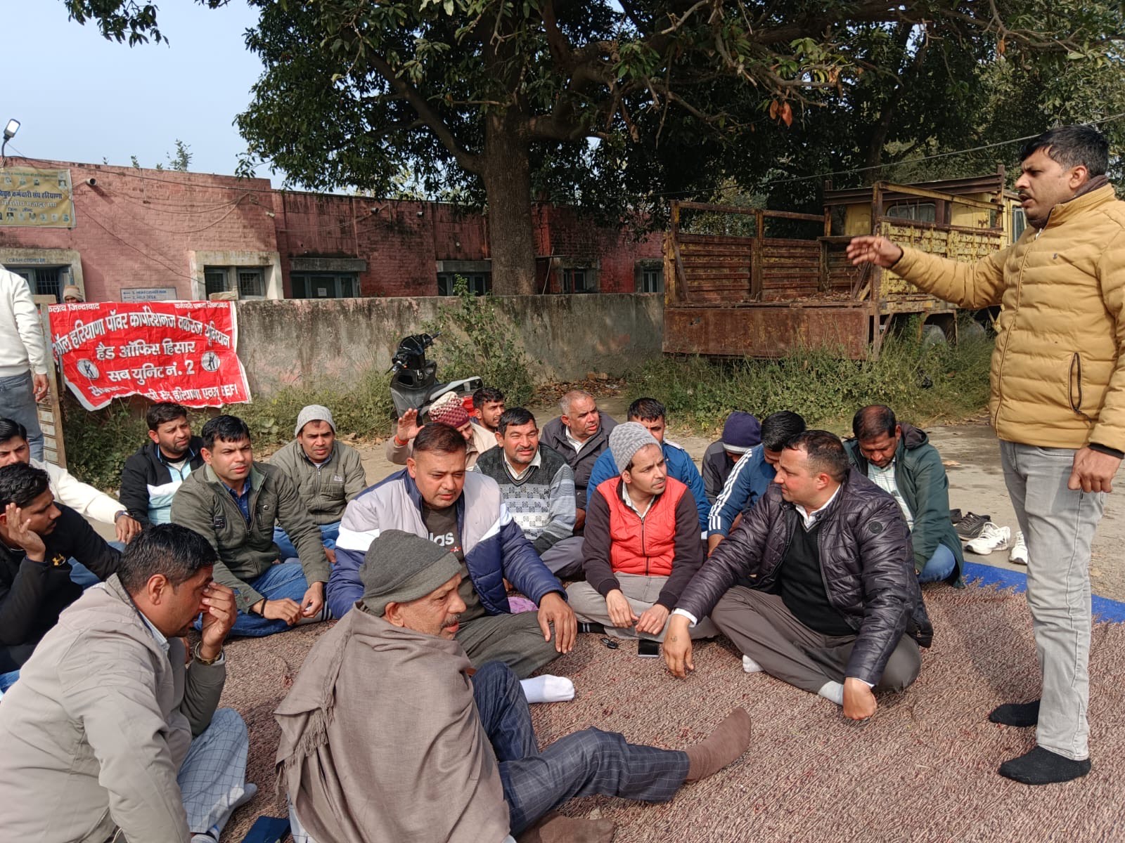 निगम कर्मियों को संबोधित करते हुए यूनियन नेता।