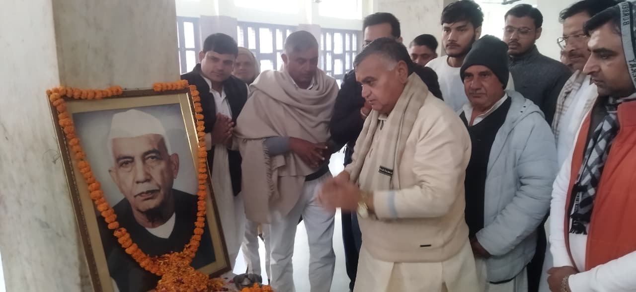 पूर्व प्रधानमंत्री चौधरी चरण सिंह को नमन करते हुए सोनीपत सांसद सतपाल ब्रह्मचारी.
