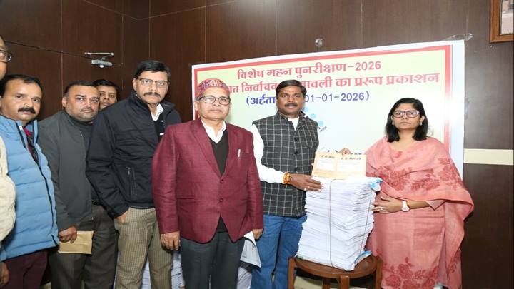 राजनैतिक दलों के प्रतिनिधियों को सौंपी प्रारूप मतदाता सूची की हार्ड व सॉफ कॉपी
