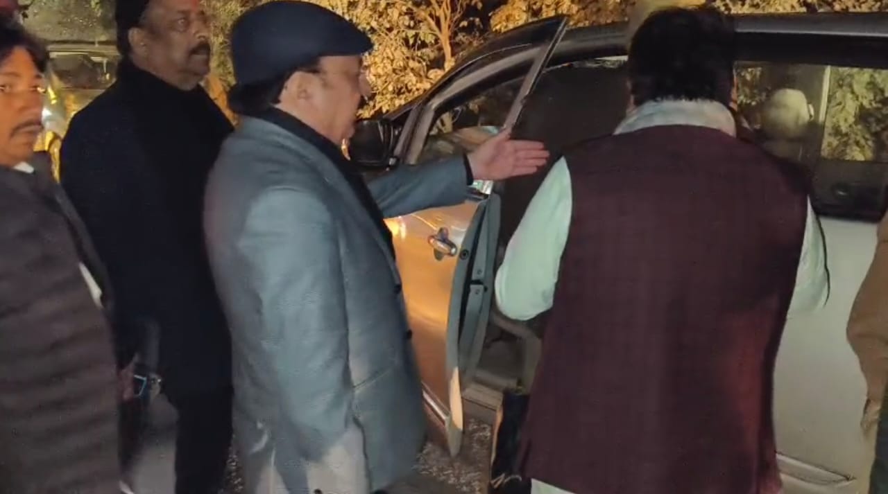 साथ चल रहे लोगों को निर्देशित करते हुए किशोरीलालशर्मासाथ चल रहे लोगों को निर्देशित करते हुए किशोरीलाल शर्मा