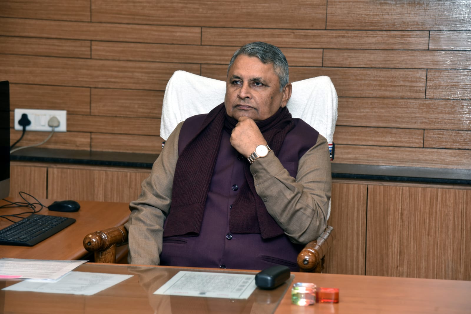आईपीआरडी मंत्री विजय चौधरी विभाग की समीक्षा करते हुए आईपीआरडी मंत्री विजय चौधरी विभाग की समीक्षा करते हुए