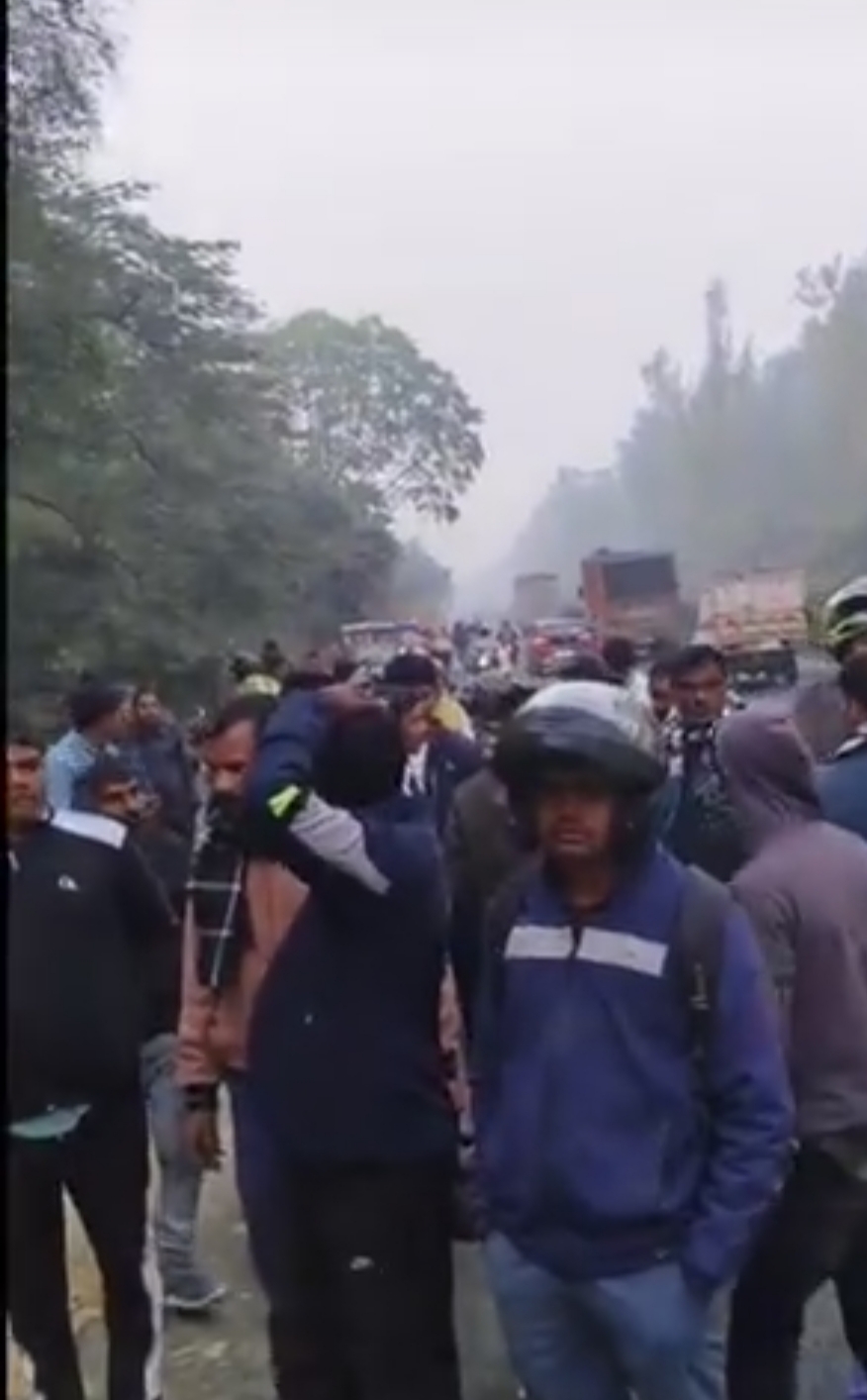 दुर्घटना के कारण हाईवे पर मौजूद राहगीर