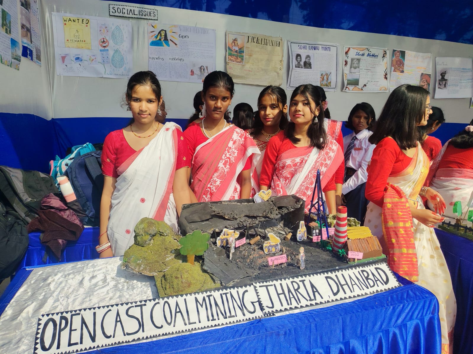 विज्ञान प्रदर्शनी में माइन प्रदर्शनी के साथ बच्चियां