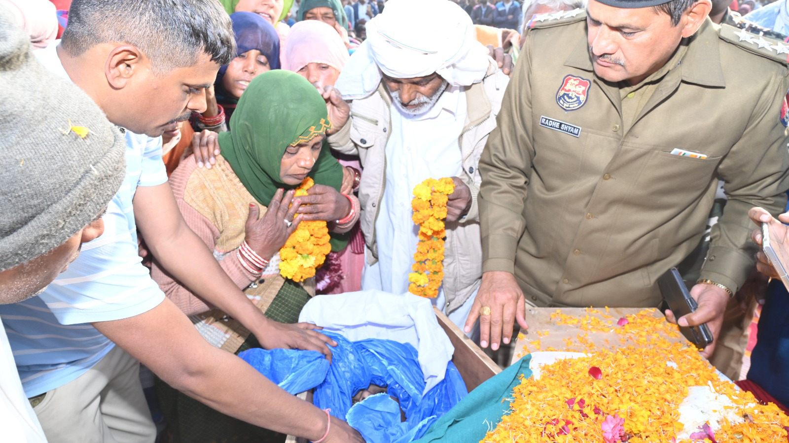 शहीद बेटे सुरजीत के दर्शन करती मां ।