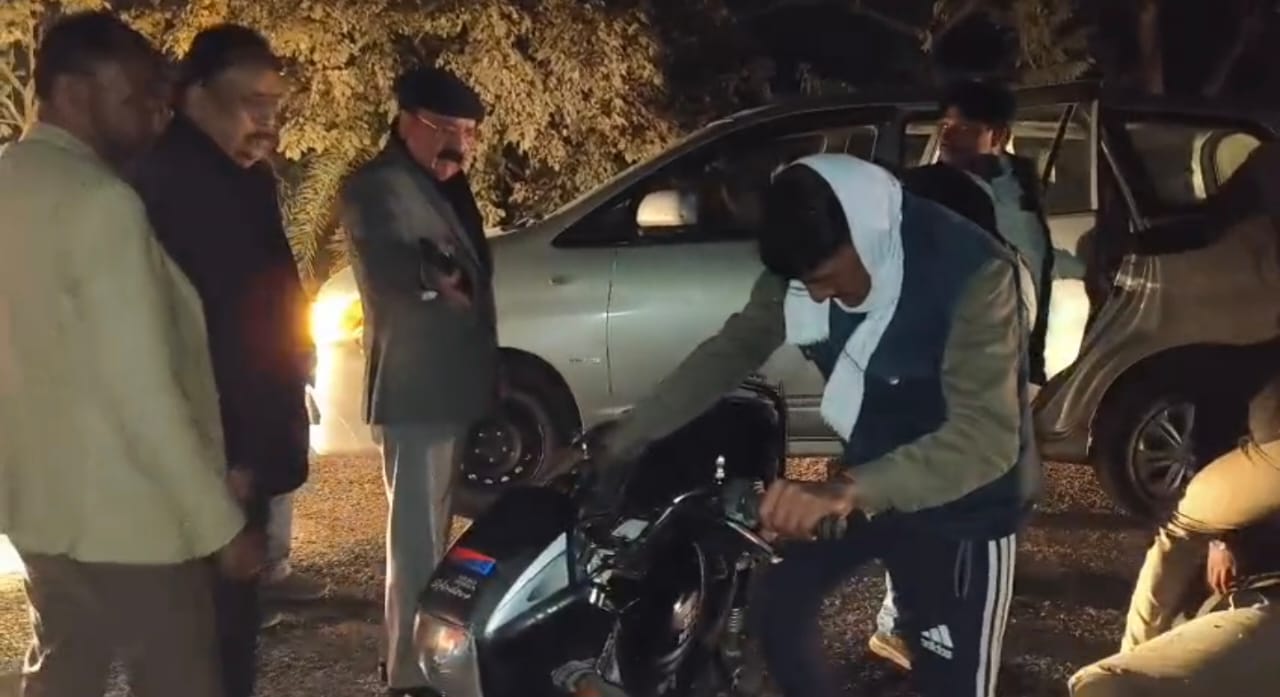 घायल सिपाही की बाइक किनारे लगवाते हुए किशोरी लाल शर्मा