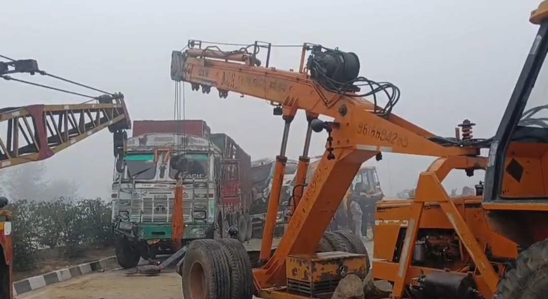 मलवा हटाने की फोटो