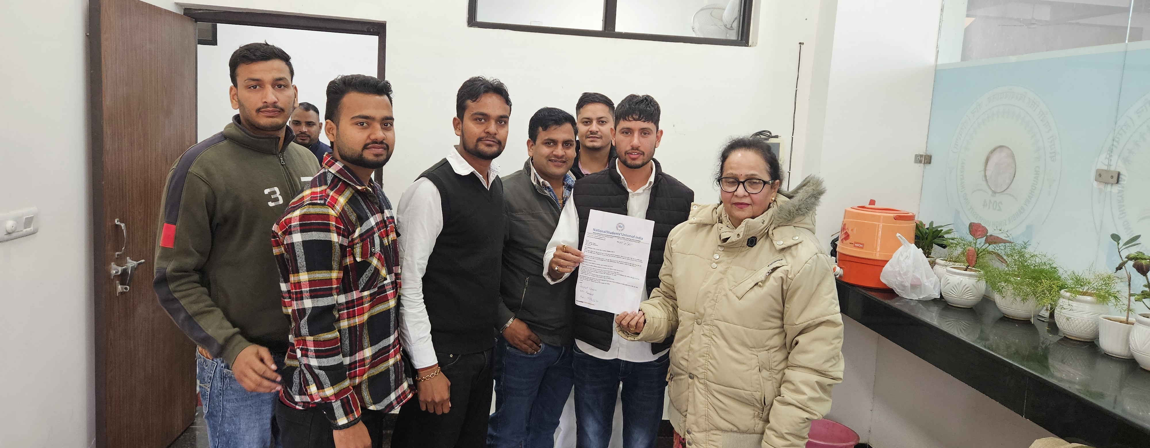 मांगों को लेकर रजिस्ट्रार को ज्ञापन सौंपते हुए एनएसयूआई कार्यकर्ता।