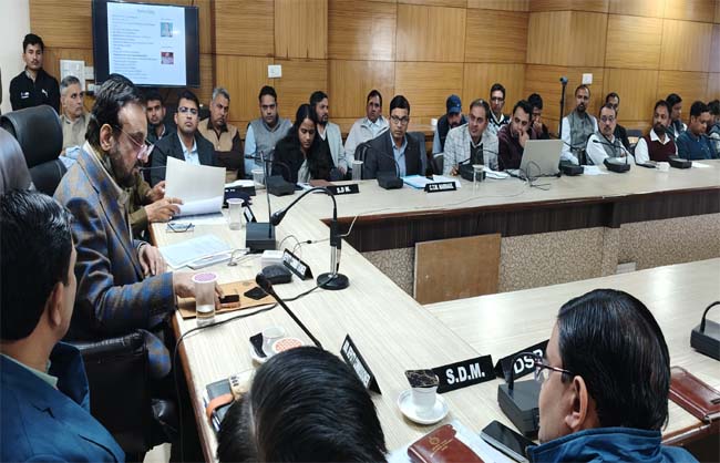 कार्यशाला में अधिकारियों को संबोधित करते उपायुक्त कैप्टन मनोज कुमार। कार्यशाला में अधिकारियों को संबोधित करते उपायुक्त कैप्टन मनोज कुमार।
