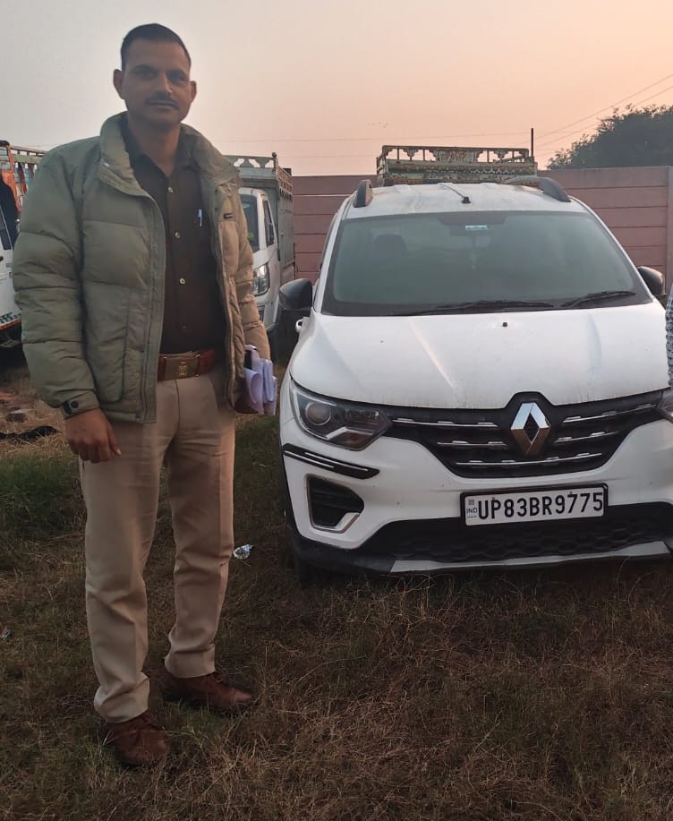 संपत्ति कुर्क करती पुलिस संपत्ति कुर्क करती पुलिस