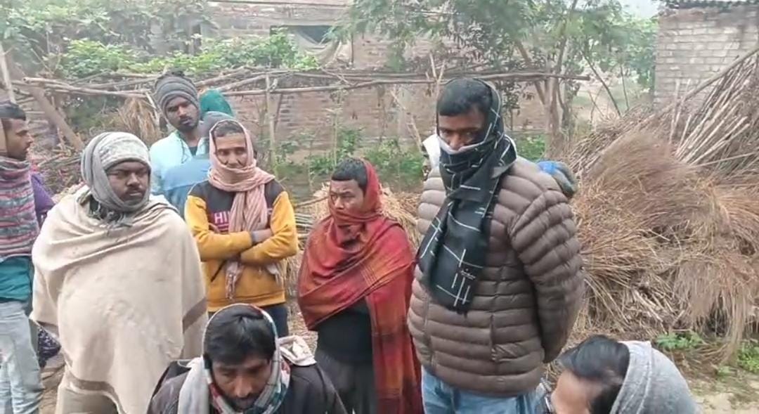 Bihar के मुजफ्फरपुर स्थिति मनियारी थाना के अमरखा गांव में घटना के बाद स्थानीय लोग और प्रशासन की भीड़