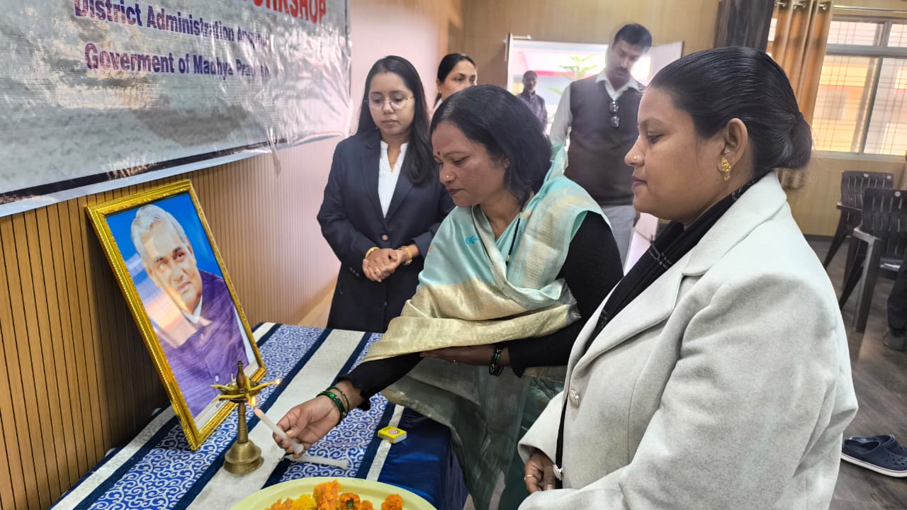 सुशासन सप्ताह के अंतर्गत आयोजित जिला स्तरीय कार्यशाला में अध्यक्ष जिपं दीप जलाते हुए